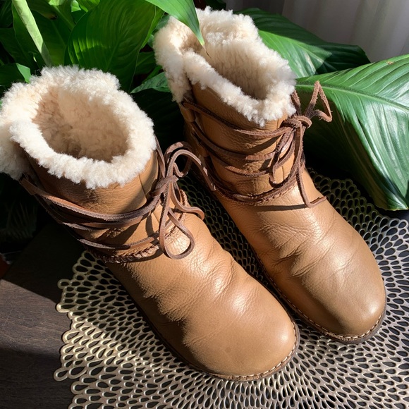 HOST PICK | UGG Shearling Sheepskin Boots Cognac - Picture 8 of 8